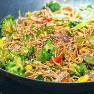 zdrowe przepisy na obiad: chow mein z kurczakiem i warzywami teriyaki