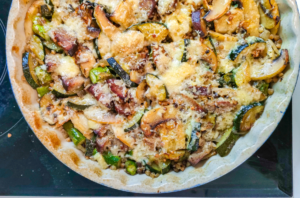 Zapiekanka z kaszą gryczaną, szparagami, pieczarkami i kiełbasą – zdrowy wiosenny obiad na talerzu