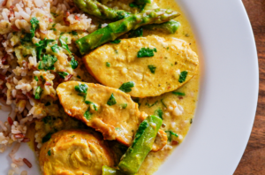 zdrowe przepisy na obiad: indyk w kremowym sosie ze szparagami