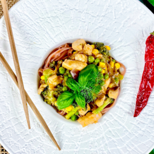 stir fry z kurczakiem i brokułem - zdrowy przepis na obiad od dietetyka