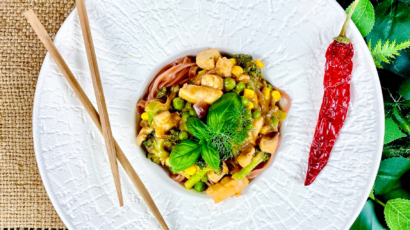 stir fry z kurczakiem i brokułem - zdrowy przepis na obiad od dietetyka