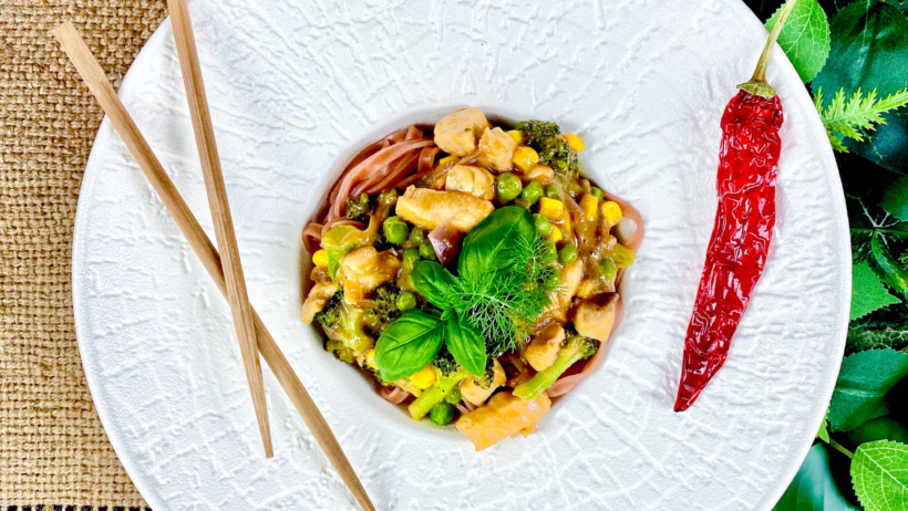 stir fry z kurczakiem i brokułem - zdrowy przepis na obiad od dietetyka
